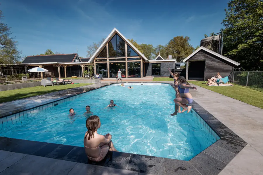 Buitenzwembad verwarmd recreatiepark kaps